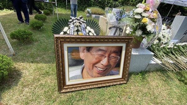 경기 남양주 모란공원의 고 박원순 전 서울시장의 묘 앞에 조화와 박 시장의 사진이 놓여 있다. 사진 석락희 씨 제공