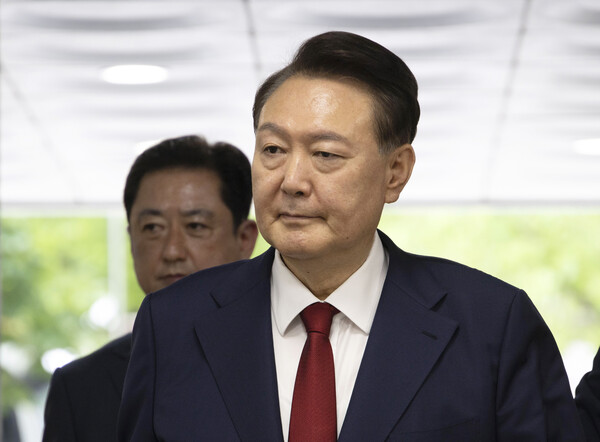 12·3 비상계엄과 관련해 특검의 수사를 받는 윤석열 전 대통령이 9일 서울 서초구 서울중앙지법에서 열린 영장실질심사에 출석하기 위해 법정으로 향하고 있다. 2025.7.9 [사진공동취재단] 연합뉴스
