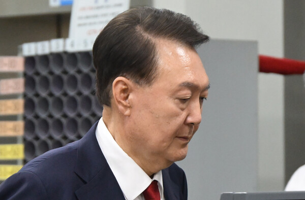 12.3 비상계엄 사태 관련 내란 혐의를 받는 윤석열 전 대통령이 9일 서울 서초구 서울중앙지방법원에서 구속 전 피의자 심문(영장실질심사)을 마치고 법원을 나서고 있다. 2025.7.9 [사진공동취재단] 연합뉴스