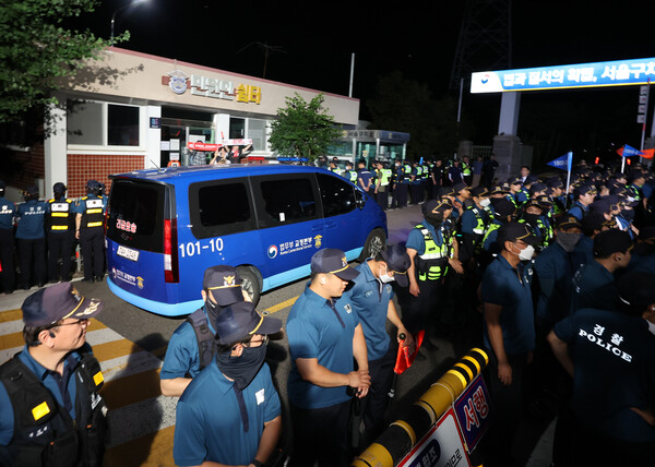 구속 전 피의자 심문(영장실질심사)을 마친 윤석열 전 대통령이 탑승한 차량이 9일 경기도 의왕시 서울구치소로 들어가고 있다. 2025.7.9. 연합뉴스