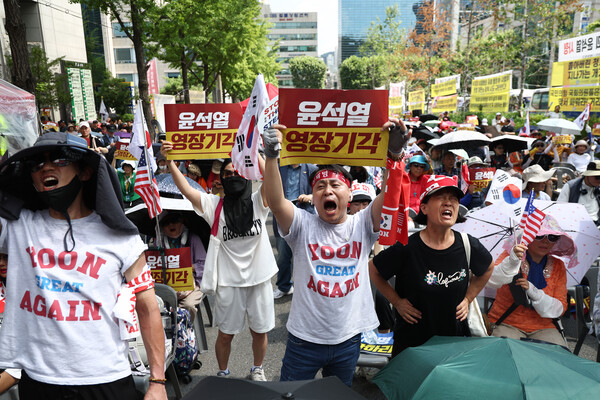 12·3 비상계엄 사태 관련 윤석열 전 대통령의 재구속 여부를 결정지을 영장실질심사가 열린 9일 서울 서초구 법원삼거리에서 윤 전 대통령 지지자들이 집회를 열고 영장 기각을 촉구하고 있다. 2025.7.9. 연합뉴스