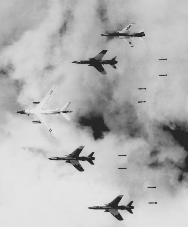 1965년 들어 미국의 베트남전쟁은 보복전의 양상을 띠었다. 남베트남에서 벌어지는 공산 게릴라의 공격은 북베트남에 대한 보복 공격을 정당화한다는 논리였다.  44개월 동안 계속된 천둥소리 작전 (Operation Rolling Thunder)의 공폭 장면. (Public Domain)