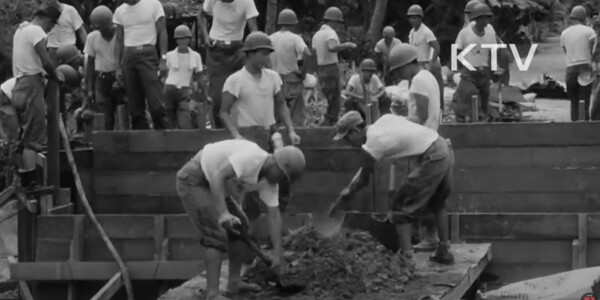 한국은 1965년 초 비둘기 부대를 베트남에 파병했다. 비전투, 건설 지원을 위한 부대였다. 이들이 사이공에 도착하고 2개월 뒤 박정희와 존슨은 백악관에서 한국군 전투 사단의 베트남 파병을 논의한다. 사진은 건설 현장에 투입된 비둘기 부대원들. (대한뉴스 갈무리)