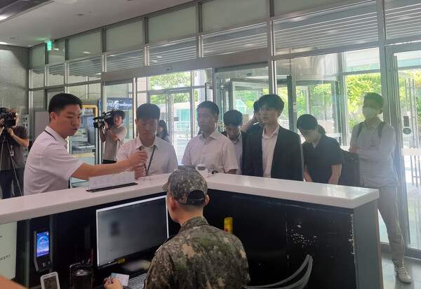 해병대 채상병 사건 수사방해 의혹을 수사하는 이명현 순직해병특검팀이 수사외압 의혹의 단초가 된 'VIP 격노설' 수사를 위해 10일 서울 용산구 국방부 청사에 도착, 출입 절차를 밟고 있다. 2025.7.10. 연합뉴스