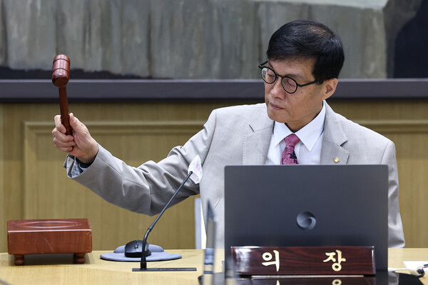 이창용 한국은행 총재가 10일 서울 중구 한국은행에서 열린 금융통화위원회에서 의사봉을 두드리고 있다. 2025.7.10. 연합뉴스