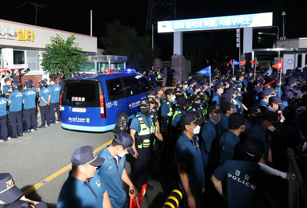 구속 전 피의자 심문(영장실질심사)을 마친 윤석열 전 대통령이 탑승한 차량이 9일 경기도 의왕시 서울구치소로 들어가고 있다. 2025.7.9 연합뉴스