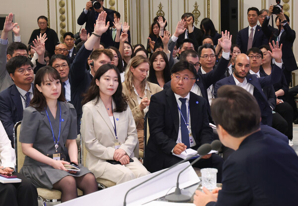 이재명 대통령이 3일 청와대 영빈관에서 '대통령의 30일, 언론이 묻고 국민에게 답하다' 기자회견 중 외신기자의 질문을 받고 있다. 2025.7.3 연합뉴스