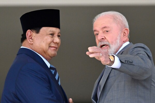 9일 브라질 수도인 브라질리아 플라날토 궁전에서 열린 환영식에서, 인도네시아의 프라보워 수비안토 대통령(왼쪽)이 브라질의 루이스 이나시우 룰라 다 시우바 대통령의 발언을 경청하고 있다. 2025. 07. 09 [AFP=연합뉴스]