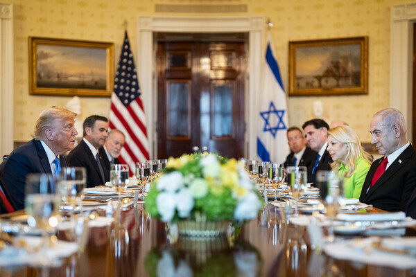 미국 백악관의 블루룸에서 열린 만찬. 도널드 트럼프 미국 대통령(왼쪽)과 베냐민 네타냐후 이스라엘 총리(오른쪽). 2025. 07 07 [UPI=연합뉴스]
