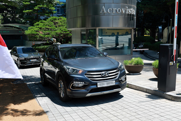 채상병 사건 수사방해 의혹을 수사하는 이명현 순직해병특검팀 관계자들이 11일 윤석열 전 대통령의 사저 서울 서초구 아크로비스타에 대한 압수수색을 마치고 차량에 탑승해 이동하고 있다. 2025.7.11. 연합뉴스