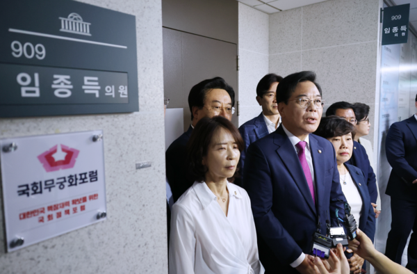 국민의힘 송언석 비대위원장 겸 원내대표가 11일 서울 여의도 국회 의원회관에서 해병 특검팀의 압수수색이 진행 중인 임종득 의원실을 찾아 입장을 밝히고 있다. 2025.7.11. 연합뉴스