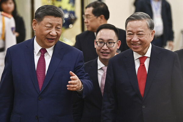 베트남을 국빈방문한 시진핑 중국 국가주석이 14일 하노이 베트남 공산당 중앙위원회 청사에서 또 럼 공산당 서기장과 회담을 마치고 청사를 떠나고 있다. 2025. 04. 14 [AP=연합뉴스]