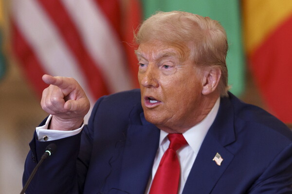 도널드 트럼프 미국 대통령이 7월 9일 미국 워싱턴 D.C. 백악관에서 아프리카 지도자들과 회동하고 있다. 이날 트럼프 대통령은 가봉, 기니비사우, 라이베리아, 모리타니, 세네갈 정상들과 백악관에서 무역 문제를 논의했다. 2025.7.9.EPA 연합뉴스