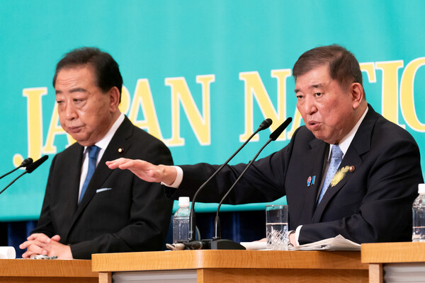 이시바 시게루 일본총리(오른쪽)가 지난 7월 2일 제1 야당인 힙헌민주당의 노다 요시히코 대표(왼쪽) 등 다른 정당 지도자들과 일본 국민기자클럽에서 토론하고 있다. 2025.7.2. 로이터 연합뉴스