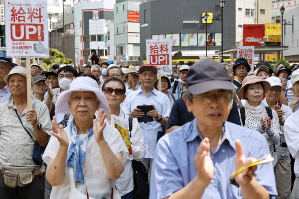2025년 7월 3일, 일본 도쿄에서 열린 7월 20일 참의원 선거 거리 유세 연설에서 시민들이 박수를 보내고 있다. 7월 20일 일본 참의원 선거를 위한 선거 운동이 시작되었다. 이는 이미 주요 지방 선거에서 패배를 경험한 이시바 시게루 총리의 야당 정부에 새로운 시험대가 될 것이다. EPA 연합뉴스