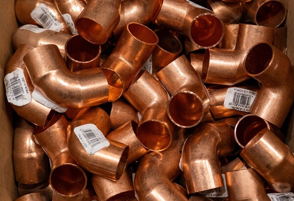 7월 9일 뉴욕 시의 한 주택 재건축 매장에 진열돼 있는 구리 제품들. 도널드 트럼프 대통령이 구리 수입품에 50% 관세를 부과하겠다고 발표한 이후 구리 가격은 계속해서 상승하고 있다. 구리는 자동차, 전자제품, 기계 등 다양한 제품에 사용된다. 2025.7.9. AFP 연합뉴스