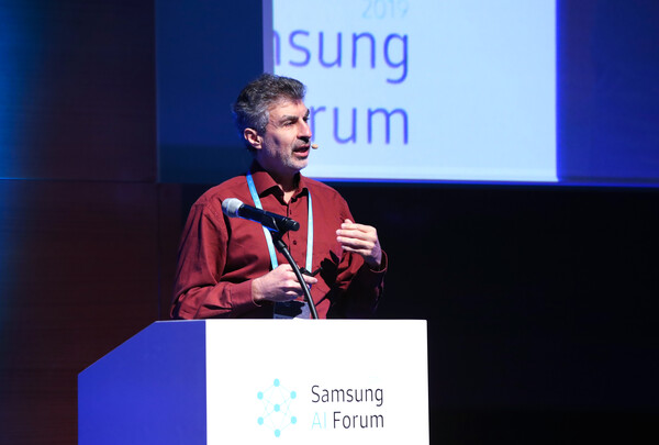 2019년 11월 4일 서울 서초동 삼성 서초사옥에서 열린 '제3회 삼성 인공지능(AI)포럼'에서 세계적인 AI 석학으로 꼽히는 요슈아 벤지오 몬트리올대 교수가 '딥러닝을 통한 세계의 구조적 이해'를 주제로 강의를 하고 있다. 2019.11.4. 연합뉴스