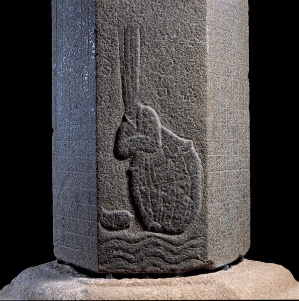 그림2) 이차돈 순교비. 『삼국유사』에 따르면 이차돈은 527년에 죽었다. 그의 목을 베자 흰 젖이 한 길이나 솟구쳐 올랐다. 하늘을 가렸고 온 땅이 흔들리며 꽃비가 내렸다. 그리고 북산 서쪽 고개에 장사 지내주고 좋은 땅을 골라 이차돈을 위로하는 절인 자추사(刺楸寺)를 지어주었다고 한다. 이차돈은 나날 솟구치기 위해 제 목을 주었다. 붙닫힌 목을 떼니 우주가 한 길이다.