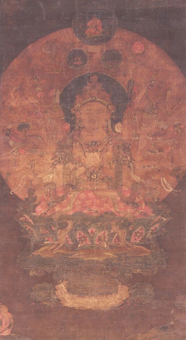 그림4) 고려 불화인 〈고려 천수관음보살도〉 (보물 2015호)이다. 전 세계에 현존하는 고려 불화 170여 점 중에서 유일한 〈천수관음도〉이다. 국립중앙박물관이 소장하고 있다. 비단 바탕에 세로 93.6cm, 가로 51.2cm의 화면 크기에 11면 44수 천수관음보살과 권속을 그렸다. 화면 아래 왼쪽에 『화엄경(華嚴經)』｢입법계품｣의 선재동자가 관음보살을 찾아가 법을 구하고자 관음을 향해 합장한 모습과 화면 아래 오른쪽에 『법화경(法華經)』｢관세음보살보문품｣의 제난구제(諸難救濟) 장면인 바위에서 떨어지는 사람을 손바닥으로 받는 ‘타락금강산(墮落金剛山)’을 표현하였다. ‘천’은 무량 ·원만의 뜻이고, ‘천수’는 자비의 광대함을, ‘천안’은 지혜의 원만·자재함을 나타낸다. 천 개의 손바닥 하나하나에 눈이 있어, 모든 사람의 괴로움을 그 눈으로 보고, 그 손으로 구제하고자 하는 염원을 상징한다.