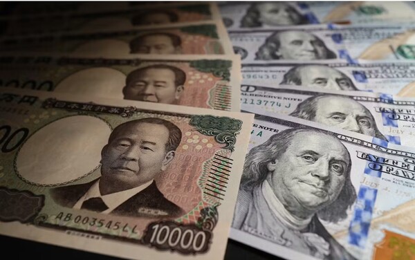 엔과 달러. 트럼프 대통령의 새 상호관세 통보로 일본경제 전망이 흐려지면서 엔 시세가 달러 등 주요국 통화들에 대해 약세를 보이고 있다.    일본경제신문 7월 14일