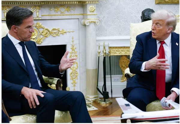 도널드 트럼프 미국 대통령이 14일 백악관에서 마르크 뤼터 나토 사무총장과 우크라이나 정전과 지원방안에 대해 얘기하고 있다.   가디언 7월 14일