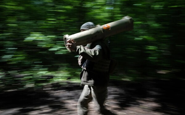 지난 5월 우크라이나 전쟁 최전선 하르키우 지역에서 군사장비를 나르고 있는 우크라이나군 병사. 뉴욕타임스 7월 14일