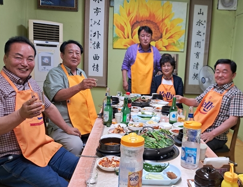 왼쪽부터 김현기 청주시의장, 이완복 청주시의원, 김영환 충북도지사, 남연심 청주시의원, 정태훈 청주시의원(이상 국민의힘 소속). 2025.7.15. 연합뉴스 자료사진