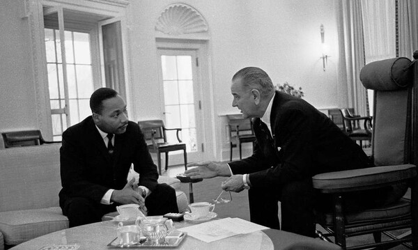 존슨(오른쪽)은 상대를 설득하겠다고 마음먹으면 몸과 얼굴을 가까이 대고 계속해서 자기 뜻을 호소하는 스타일이었다. 1963년 인권운동가 마틴 루터 킹 2세 목사(왼쪽)를 상대로 그의 유명한 '존슨 사람 다루기(Johnson Treatment)'를 해 보이고 있다. (LBJ Library)