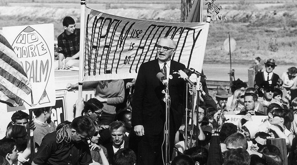 절대적 대세였던 통킹만 결의안에 반대표를 던졌던 웨인 모스 상원의원이 한 베트남 반전 시위에서 연설하고 있다. 그는 특히 공격 대상을 불태우는 네이팜 소이탄 사용을 비난했다. 그는 '돌대가리'가 아니라 선각자였다는 평을 받는다. (Wayne Morse Center for Law and Politics, University of Oregon)