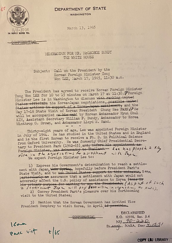 존슨에게 가는 이동원에 관한 보고서. 치밀한 국가안보보좌관 맥조지 번디가 여러곳을 수정했다. 나이가 38세인 이동원은 옥스포드대학 첫 한국인 정치학 박사라고 언급한 이 보고서에 번디는 그가 한일 관계 정상화를 위한 협상에 중요한 역할을 했다고 적었다.(필자 제공)