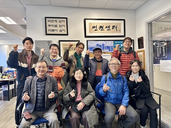 플러싱의 민권센터에서 김갑송 국장(뒷줄 왼쪽에서 두 번째)과 함께.   김찬휘