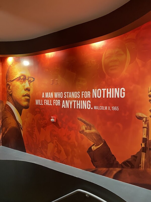 말콤X 기념관. “어떤 것을 위해서도 일어서지 않는 사람은 어떤 것에 의해서도 쓰러지게 된다”  