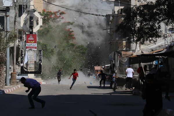 중부 가자의 브레이지 팔레스타인 난민 캠프를 이스라엘군이 폭격한 직후 주변에 파편이 튀자 팔레스타인인들이 급히 달아나고 있다. 가자 당국은 이날 이스라엘의 군사공격으로 대부분 구호품을 기다리던 주민들 16명이 사망했다고 밝혔다. 2025. 06. 15 [AFP=연합뉴스]