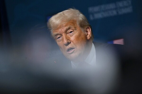 도널드 트럼프 미국 대통령이 15일 펜실베이니아주 피츠버그에 있는 카네기 멜론대에서 열린 제1회 펜실베이니아 에너지 및 혁신 정상회의에서 연설하고 있다. 2025. 7. 15 [AFP=연합뉴스]