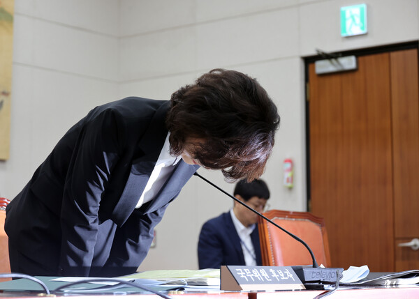 이진숙 사회부총리 겸 교육부 장관 후보자가 16일 서울 여의도 국회 교육위원회에서 열린 인사청문회에서 자녀 조기 유학 등 논란과 관련해 고개숙여 사과하고 있다. 2025.7.16. 연합뉴스