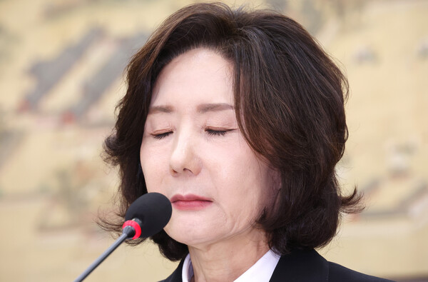 이진숙 사회부총리 겸 교육부 장관 후보자가 16일 서울 여의도 국회 교육위원회에서 열린 인사청문회에서 자녀 조기 유학 관련 질의에 답한 뒤 눈감고 있다. 2025.7.16. 연합뉴스