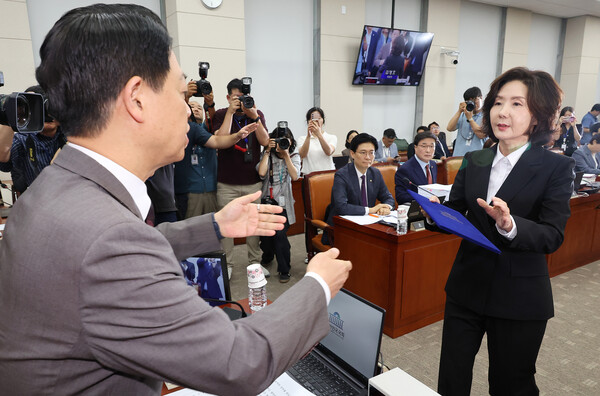 이진숙 사회부총리 겸 교육부 장관 후보자가 16일 서울 여의도 국회 교육위원회에서 열린 인사청문회에서 김영호 위원장에게 선서문을 제출하고 있다. 2025.7.16. 연합뉴스