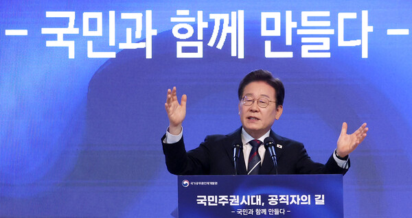 이재명 대통령이 14일 충북 진천 국가공무원인재개발원에서 70기 5급 신임관리자과정 교육생들에게 '국민주권시대, 공직자의 길'을 주제로 특강을 하고 있다. 2025.7.14 연합뉴스 