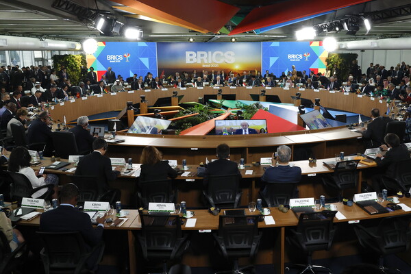 2025년 7월 7일 브라질 리우데자네이루에서 열린 브릭스 정상회담 전경. 이날 회의는 트럼프가 브릭스 블록과 연대하는 국가들에게 10% 상호관세를 부과한다는 성명을 발표한 뒤 긴장이 높아지는 가운데 열렸다. epa 연합뉴스. 