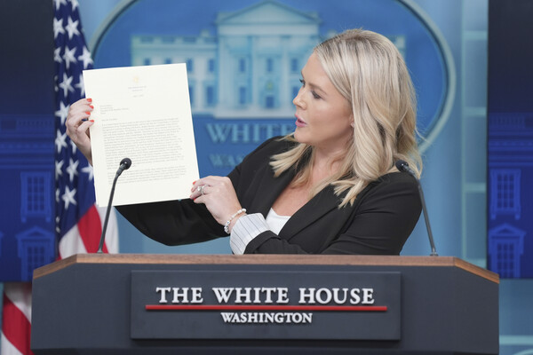 미 백악관 대변인 캐롤라인 레빗이, 트럼프 미 대통령이 한국의 이재명 대통령에게 보낸, 상호관세를 부과한다는 내용의 보낸 편지를 들고 이에 관해 설명하고 있다. 2025. 7. 7 AP 연합뉴스