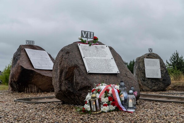 폴란드 예드바브네 유대인 학살을 추모하는 폴란드 기념비 근처에 새로운 명판들이 보인다. 이 명판들은 "범죄는 현지 폴란드인이 아니라 독일 평정 부대에 의해 저질러졌다"고 주장하고 있다. 2025. 07. 10 [AFP=연합뉴스]