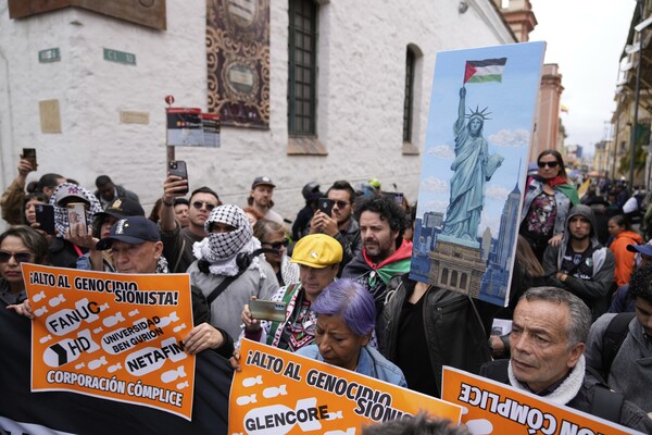 콜롬비아 보고타에서16일 팔레스타인 지지자들이 가자지구 내의 이스라엘의 군사 행동에 항의하는 시위를 벌이고 있다. 2025. 07. 16 [AP=연합뉴스]