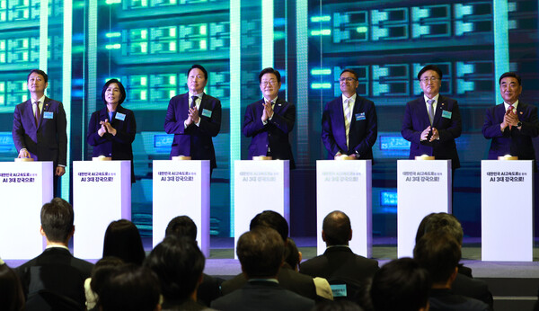 이재명 대통령(가운데)이 20일 울산전시컨벤션센터에서 열린 울산 인공지능(AI) 데이터 센터 출범식에서 참석자들과 함께 기념 세리머니에 참여하고 있다. 2025.6.20 [대통령실통신사진기자단] 연합뉴스