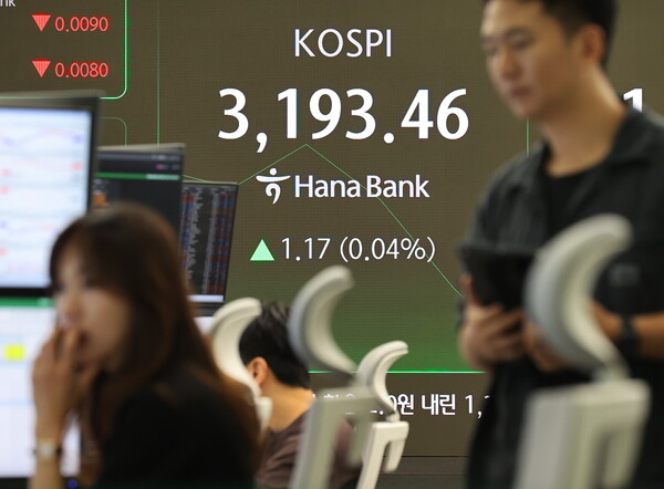 18일 서울 중구 하나은행 본점 딜링룸에서 직원들이 업무를 보고 있다. 이날 코스피는 전장보다 8.15포인트(0.26%) 오른 3,200.44로 시작했다. 2025.7.18 연합뉴스