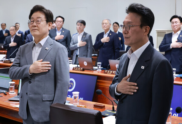  이재명 대통령과 김민석 국무총리가 15일 서울 용산 대통령실 청사에서 열린 국무회의에서 국기에 경례하고 있다. 2025.7.15 연합뉴스