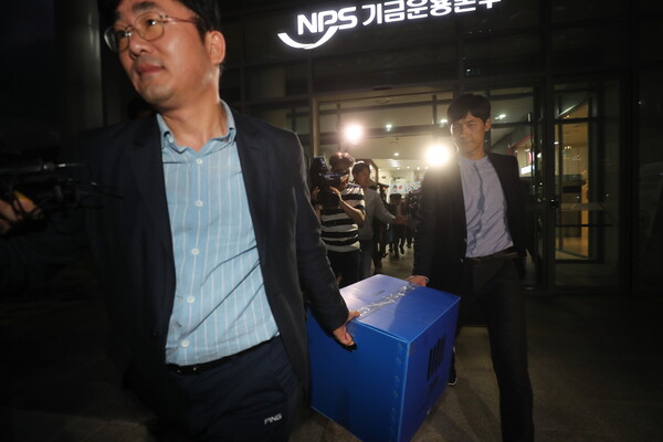 삼성바이오로직스 분식회계 의혹을 수사 중인 검찰이 23일 전북 전주시 덕진구 국민연금공단 기금운용본부를 압수수색했다. 사진은 압수수색을 끝낸 뒤 자료를 챙겨 철수하는 검찰 수사관들. 2019.9.23. 연합뉴스