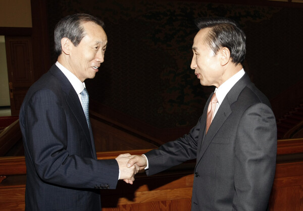 2008년 4월 25일 이명박 대통령이 청와대에서 열린 5부 요인 초청 오찬에 앞서 참석한 이용훈 대법원장과 악수하고 있다. 2008.4.25. 연합뉴스