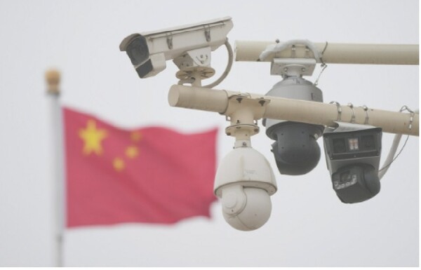 베이징 시내 중심부에 설치된 감시 카메라들.    아사히신문  7월 16일