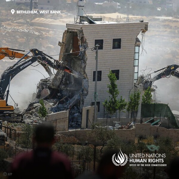 유엔인권위의 포스터에도 나와있는 HD현대의 굴삭기가 팔레스타인 가옥을 파괴하는 장면 