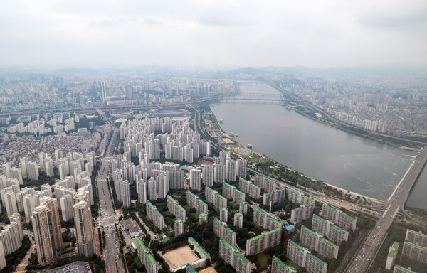 정부의 가계대출 관리방안이 시행된 직후 서울 송파구 롯데월드타워 전망대 서울스카이에서 바라본 서울 시내 아파트 단지 모습. 2025.6.29. 연합뉴스